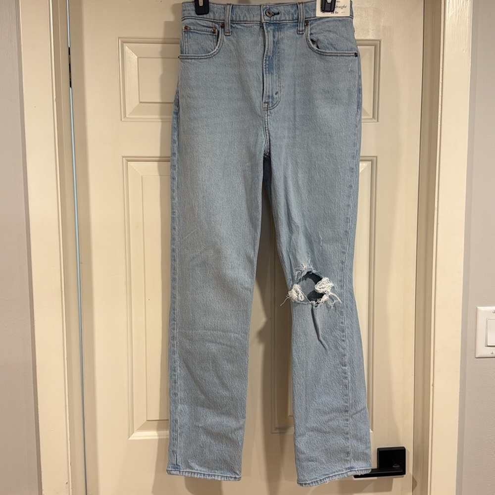 Abercrombie & Fitch Light Wash Distressed 90’s Straight Ultra High Rise Jeans - Picture 3 of 6